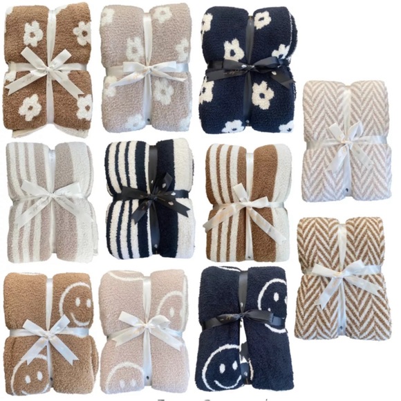 The Styled Collection Krista Horton black & white smiley face blanket reversible - Picture 7 of 7